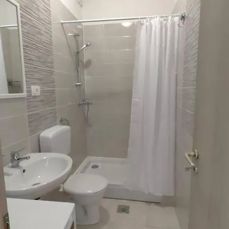 Marija, New 1bd With Free Parking شقة