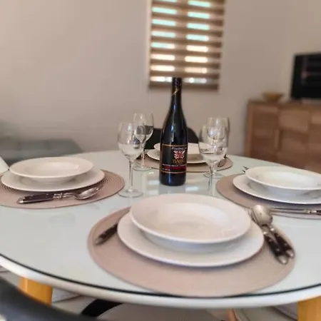 Marija, New 1bd With Free Parking شقة
